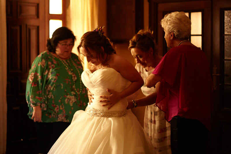 novia ajusta su vestido en boda fuerte de la sagrada concepción