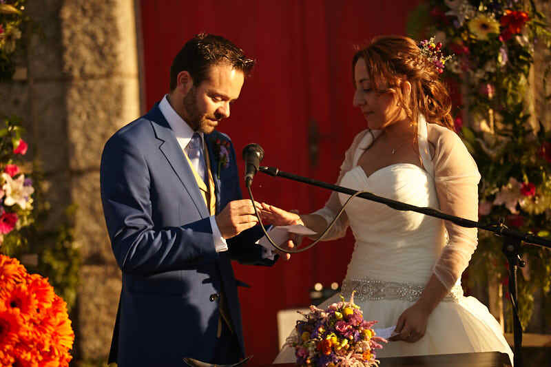 novio pone anillo a novia en boda fuerte de la sagrada concepción