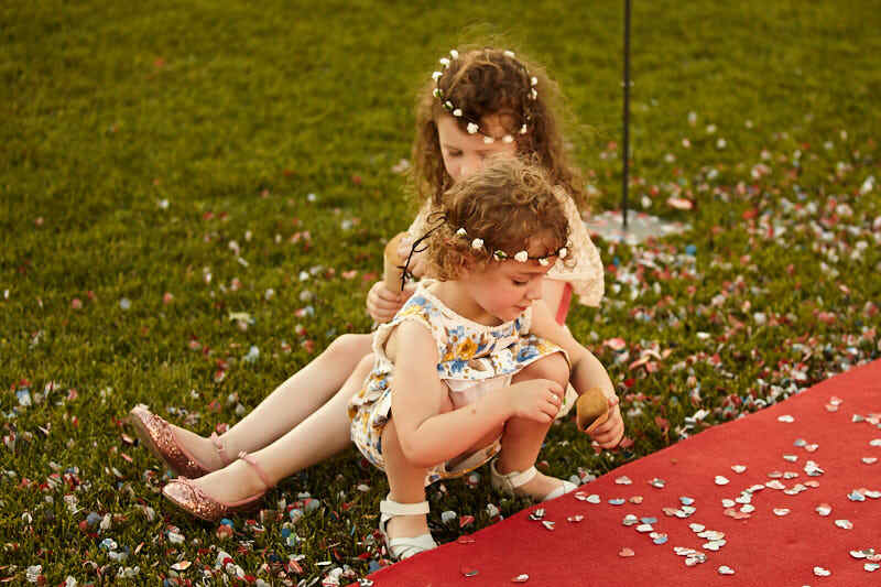 niñas pequeñas recogen confeti del suelo en boda fuerte de la sagrada concepción