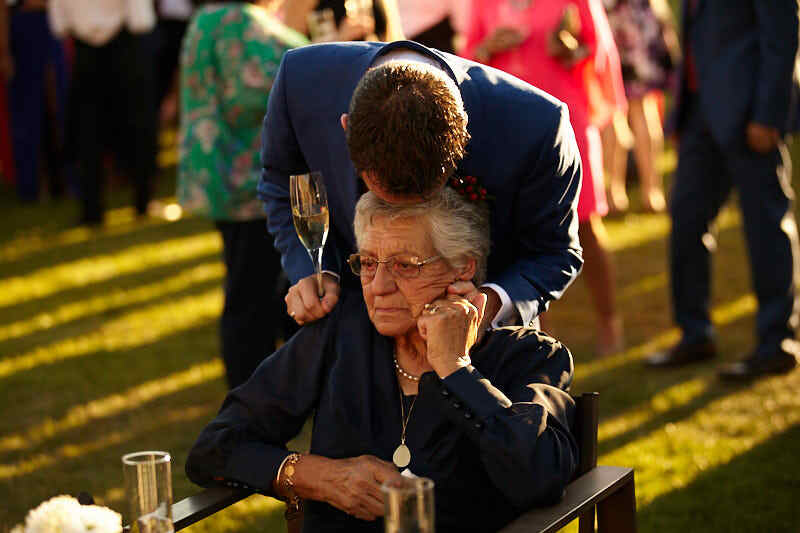 novio besa en la cabeza a su abuela en boda fuerte de la sagrada concepción