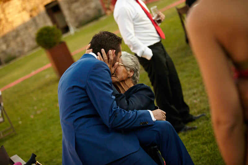 abuela besa a su nieto en boda fuerte de la sagrada concepción
