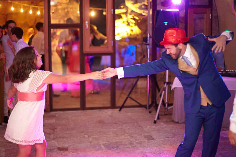 novio y su sobrina bailando en boda fuerte de la sagrada concepción