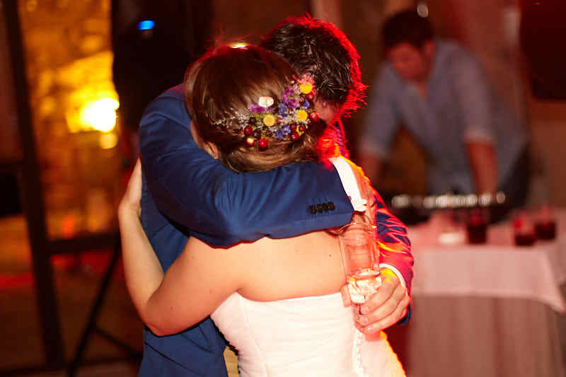 novios abrazándose durante el baile en boda fuerte de la sagrada concepción