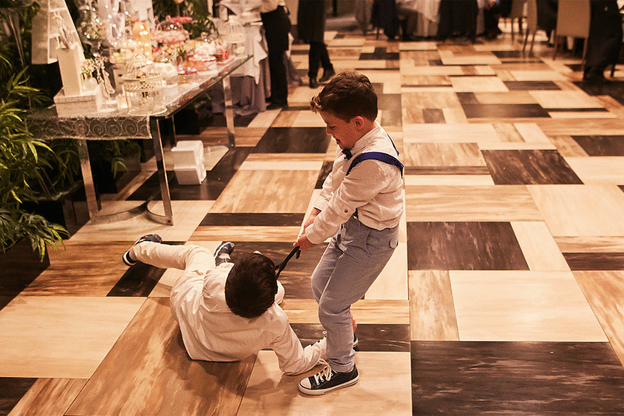 Niños disfrutando de la boda