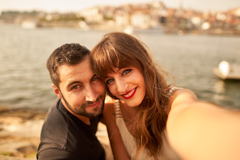 Selfie de novios en el río en Oporto