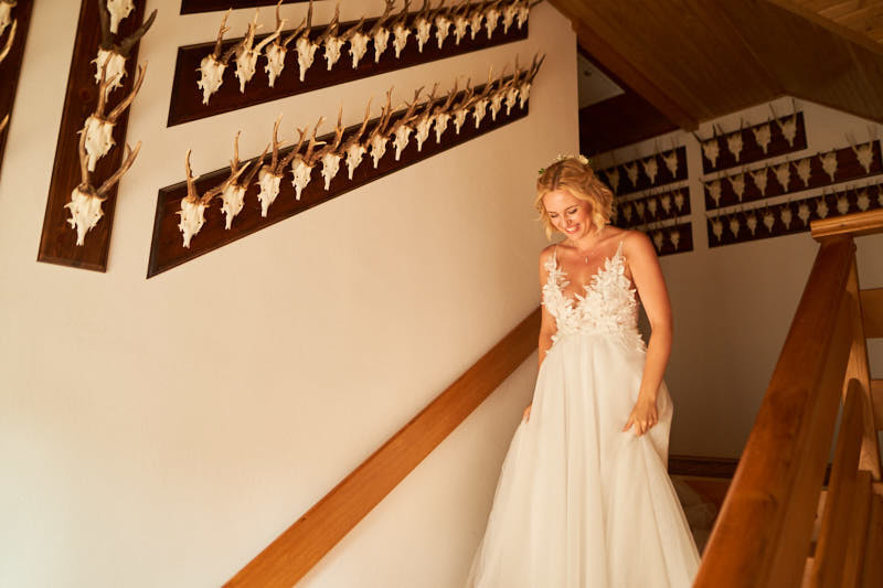 La novia baja la escalera