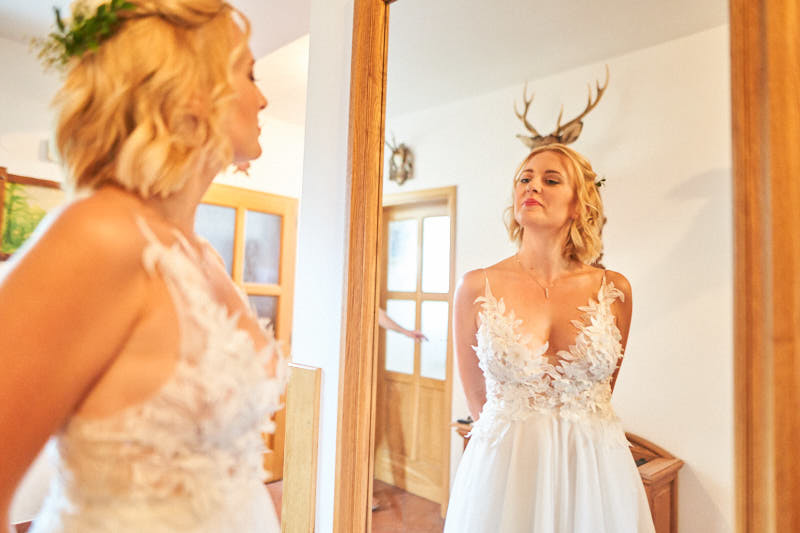 La novia se mira en el espejo