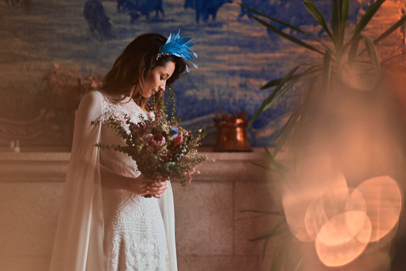 novia con su ramo de boda y colores azules y ocres